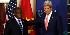 Vice-Presidente angolano fala em português com secretário Estado dos EUA no papel de tradutor