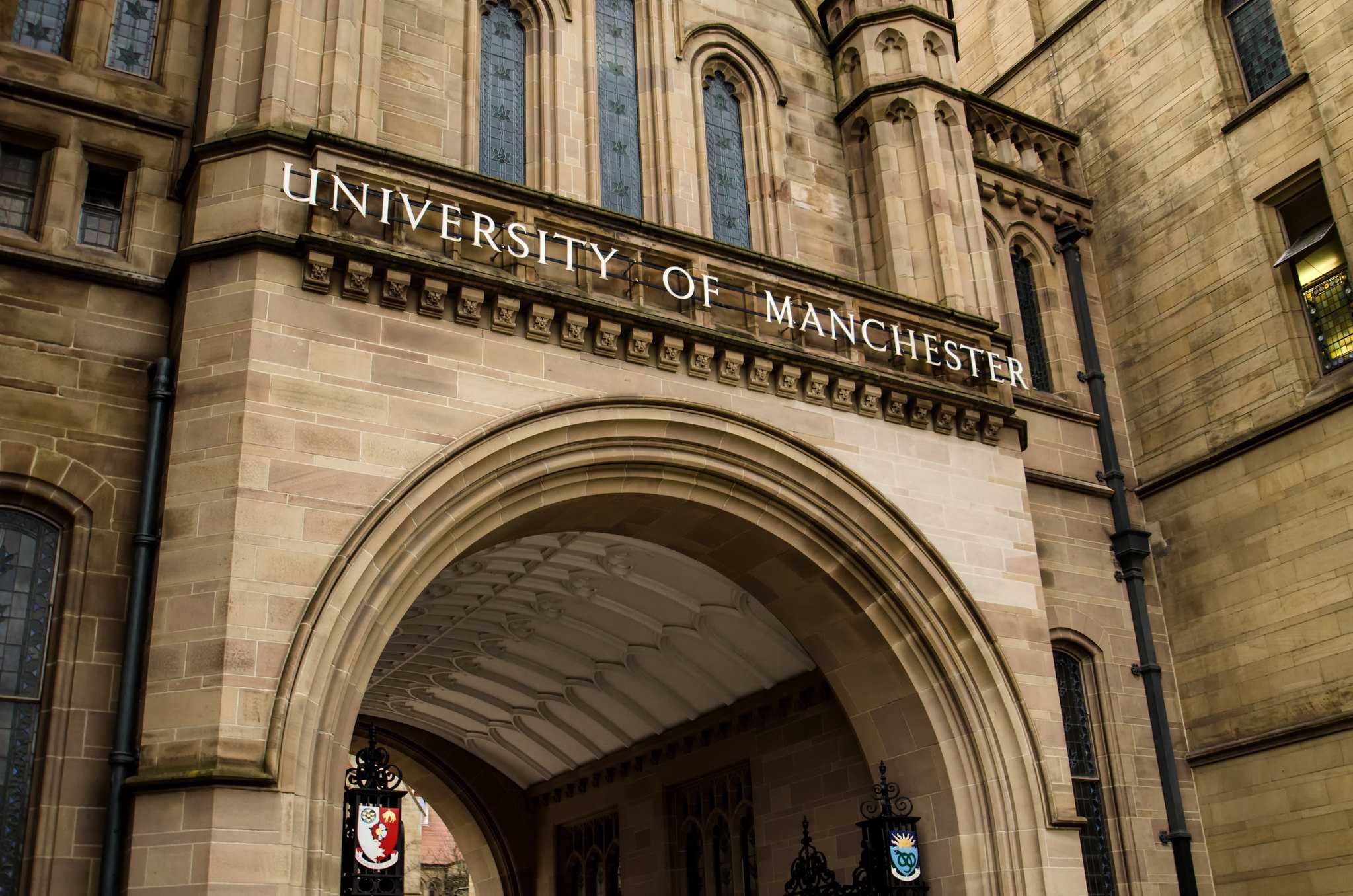 Universidade de Manchester retira as palavras <i>mãe</i>, <i>marido</i> <br>ou referências à idade em nome da igualdade