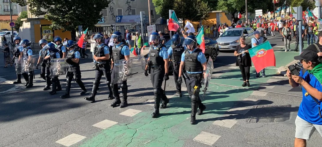 Léxico das manifestações, conjunção vs. advérbio conectivo, um país alienígena e um livro para aprender os verbos