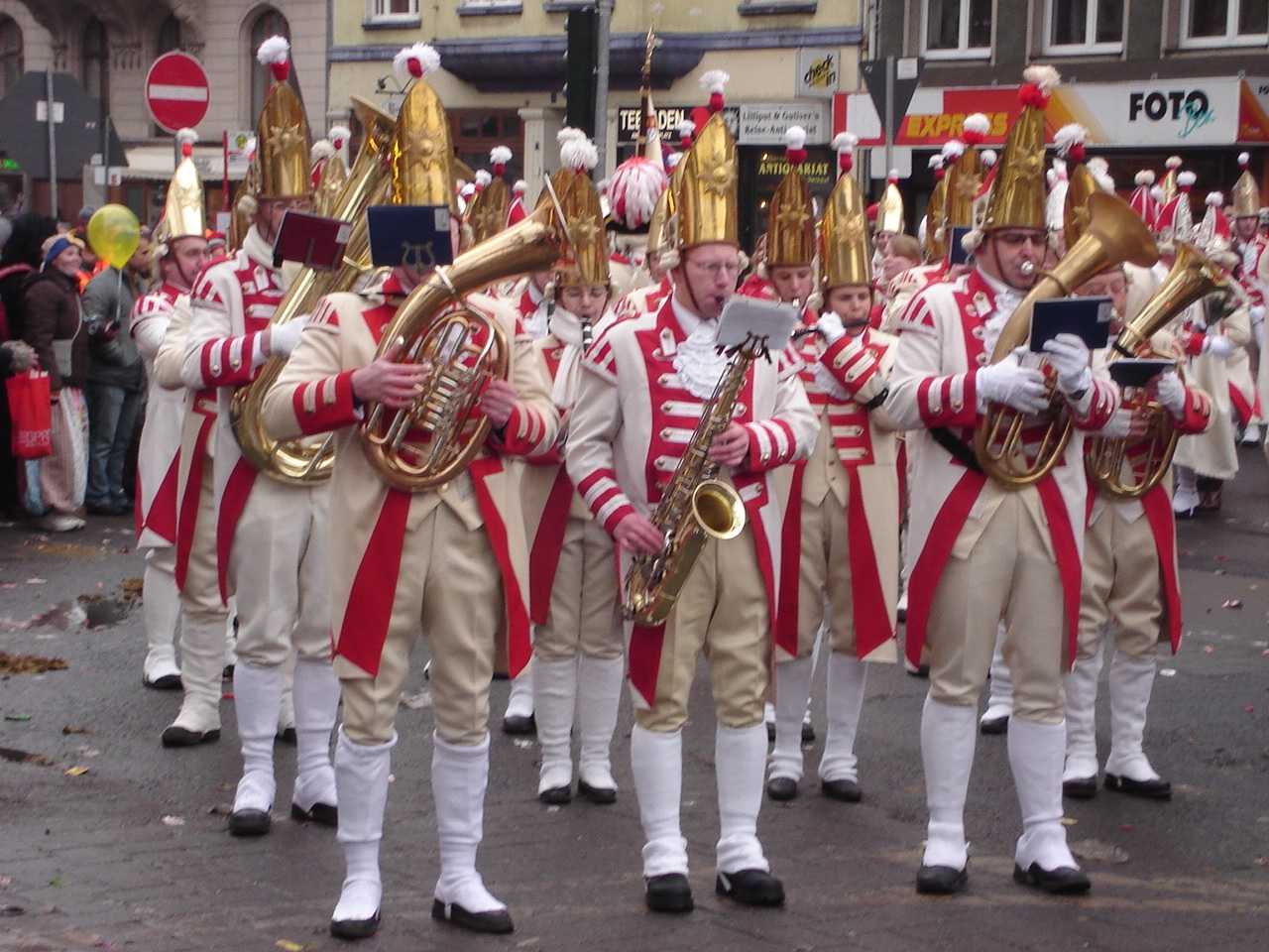 Estados alemães e trumposfera, preciosismo, vês pelos bês, «trata-se de», topónimos e palavras do Carnaval