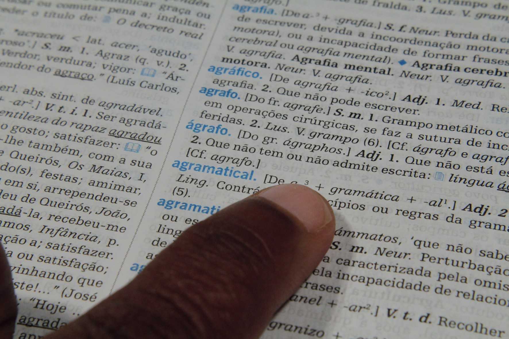A relação entre as palavras dicionário e glossário