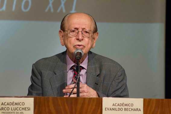 Mestre Evanildo Bechara. 97 anos.
