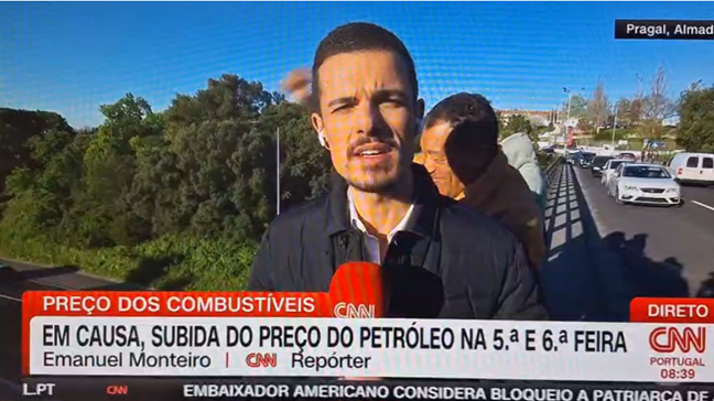 «Adesão a uma manifestação», e não "aderência"